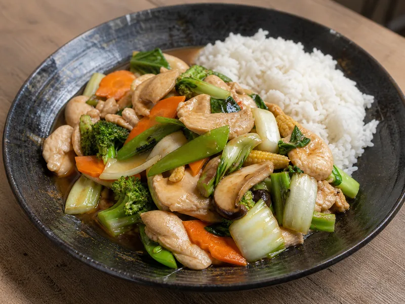 Danie Gà xào rau cải