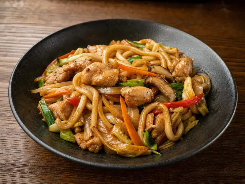 Danie Makaron Udon z kurczakiem i warzywami