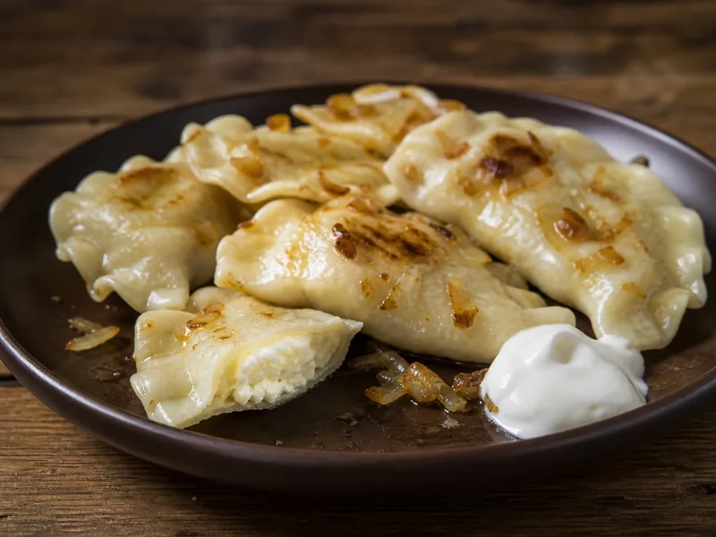 Kolorowa miska dania z warzywami jako placeholder dla pierogów.