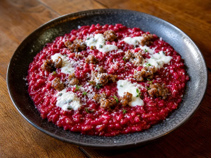 Danie Risotto z burakiem i salsiccią